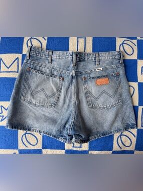 Wrangler Women’s pale blue denim shorts size 32